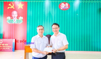 Bí thư Huyện ủy Bù Đốp dự sinh hoạt định kỳ tại chi bộ khu phố Thanh Bình