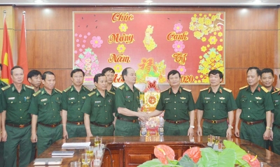 Trung tướng Trần Hoài Trung làm việc với Bộ đội Biên phòng tỉnh