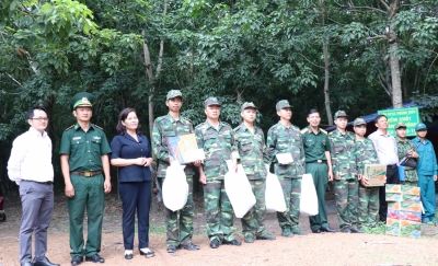 BÙ ĐỐP TẶNG QUÀ CHỐT KIỂM SOÁT PHÒNG, CHỐNG DỊCH COVID -19  VÀ ĐỒN BIÊN PHÒNG