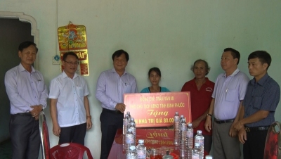 Phó Chủ tịch UBND tỉnh Trần Văn Mi trao vốn hỗ trợ xây dựng nhà ở cho hộ nghèo
