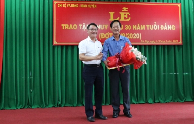 Trao Huy hiệu 30 năm tuổi Đảng cho Chủ tịch UBND huyện Bù Đốp