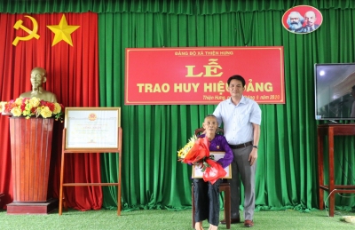 Thiện Hưng trao 5 huy hiệu đảng cho đảng viên cao tuổi đảng.