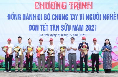 BÙ ĐỐP TRÊN 600 NGƯỜI THAM GIA ĐI BỘ ĐỒNG HÀNH CÙNG NGƯỜI NGHÈO