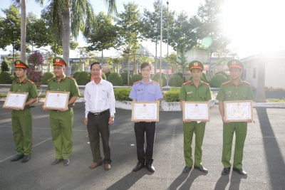 KHEN THƯỞNG ĐỘT XUẤT CHUYÊN ÁN PHÒNG, CHỐNG VẬN CHUYỂN PHÁO NỔ