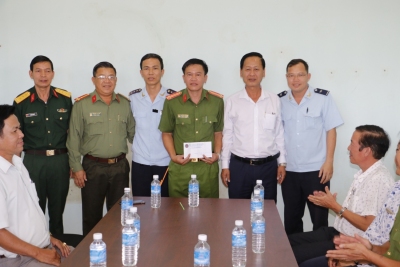 CHỦ TỊCH UBND HUYỆN BÙ ĐỐP THƯỞNG NÓNG LỰC LƯỢNG TRUY ĐUỔI BẮT GIỮ ĐỐI TƯỢNG VẬN CHUYỂN PHÁO LẬU