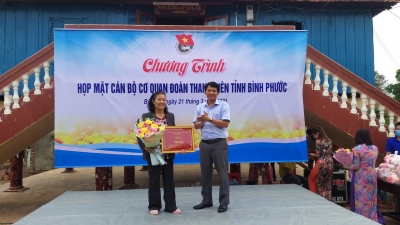 CỰU CÁN BỘ ĐOÀN HỌP MẶT VÀ TẶNG QUÀ NGƯỜI NGHÈO TẠI SÓC NÊ