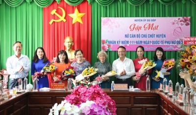 THƯỜNG TRỰC HUYỆN ỦY BÙ ĐỐP GẶP MẶT NỮ CÁN BỘ CHỦ CHỐT NHÂN DỊP 8-3