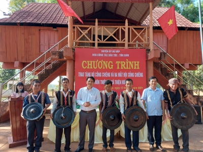 BAN CHỈ ĐẠO CÔNG TÁC DÂN TỘC- TÔN GIÁO HUYỆN BÙ ĐỐP TRAO TẶNG BỘ CỒNG CHIÊNG CHO NGƯỜI  S’TIÊNG THÔN THIỆN CƯ
