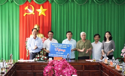 ĐOÀN ĐẠI BIỂU QUỐC HỘI TỈNH TẶNG QUÀ CHO HỌC SINH KHÓ KHĂN
