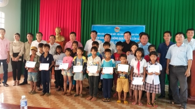 HỘI NÔNG DÂN HUYỆN CẦN GIỜ TẶNG QUÀ, TRAO HỌC BỖNG CHO HỌC SINH NGHÈO TẠI 02 ẤP PHƯỚC TIẾN, BÙ TAM XÃ HƯNG PHƯỚC.
