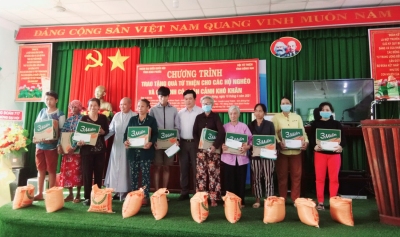 100 PHẦN QUÀ CHO HỘ KHÓ KHĂN XÃ THIỆN HƯNG