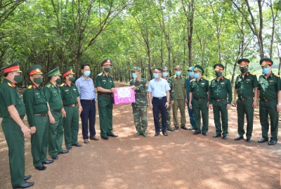 ĐOÀN CÔNG TÁC QUÂN KHU 7 KIỂM TRA CÔNG TÁC PHÒNG CHỐNG DỊCH TRÊN TUYẾN BIÊN GIỚI