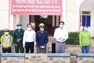 Bù Đốp trao 33 ti vi cho hộ nghèo đồng bào dân tộc thiểu số