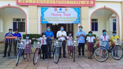 Đoàn Đại Biểu Quốc Hội tỉnh Bình Phước tặng 20 xe đạp cho học sinh Bù Đốp