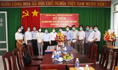 HU-HĐND-UBND-UBMTTQVN  HUYỆN CHÚC MỪNG ĐÀI TT-TH NHÂN KỶ NIỆM 96 NĂM NGÀY BÁO CHÍ CÁCH MẠNG VIỆT NAM