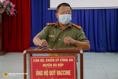 Công an huyện Bù Đốp ủng hộ quỹ Vaccien phòng chống dịch Covid-19