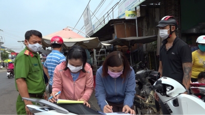 Thị trấn Thanh Bình (Bù Đốp) tiến hành xử phạt người không đeo khẩu trang phòng chống dịch.