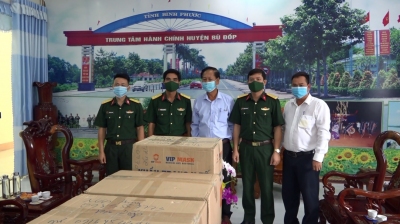 TRUNG ĐOÀN 717 TĂNG QUẦN ÁO BẢO HỘ VÀ KHẨU TRANG Y TẾ CHO UBND HUYỆN BÙ ĐỐP.