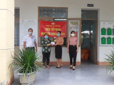 Công đoàn Khối Đảng tặng quà 3 bếp ăn cho lực lượng chống dịch của các xã thị trấn.