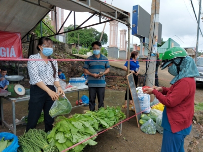 Gian hàng bình ổn giá xã Thiện Hưng