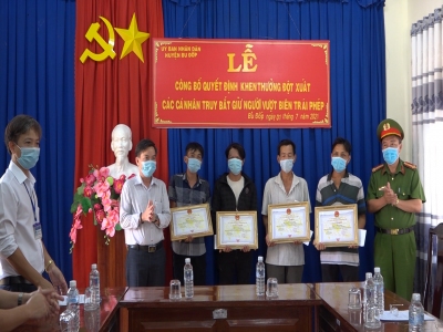 Bù Đốp khen thưởng đột xuất bắt giữ 5 đối tượng vượt biên