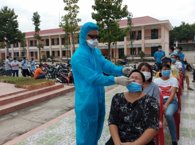 Bù Đốp lấy mẫu xét nghiệm cho giáo viên, tham gia kỳ thi tốt nghiệp THPT năm 2021