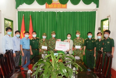 LÃNH ĐẠO TỈNH THĂM TẶNG QUÀ LỰC LƯỢNG QUẢN LÝ BIÊN GIỚI VÀ PHÒNG, CHỐNG DỊCH COVID-19 TẠI BÙ ĐỐP