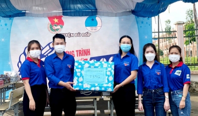 TỈNH ĐOÀN TẶNG QUÀ ĐỘI TIẾP SỨC MÙA THI