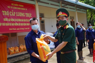 Binh đoàn 16 hỗ trợ gần 12 tấn gạo hỗ trợ công công nhân, người  lao động, người dân bị ảnh hưởng dịch bệnh Covid-19