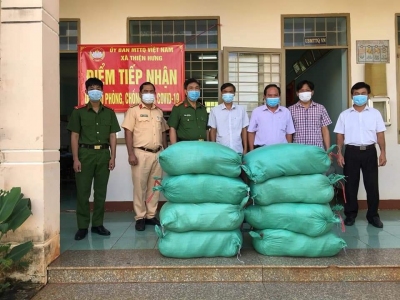 Công an huyện Bù Đốp trao 4 tấn gạo cho các bếp ăn trên địa bàn