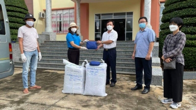 Chi hội doanh nhân trao tặng quà cho đội ngũ y, bác sỹ chống dịch