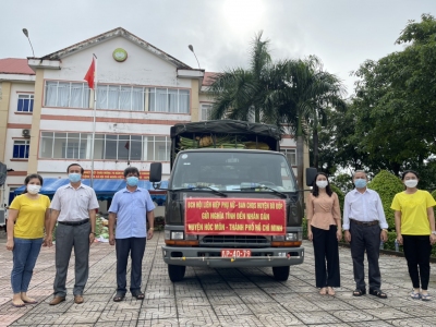 Chuyến xe san sẻ yêu thương đến vùng tâm dịch