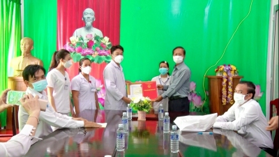Bù Đốp khen thưởng đột xuất kíp mổ thai phụ nhiễm Covid-19