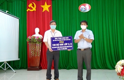 Bù Đốp trao học bổng cho học sinh nghèo vượt khó