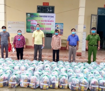 Tân Tiến trao quà cho hộ khó khăn do dịch covid-19