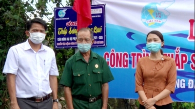 Bù Đốp bàn giao hai công trình thắp sáng đường quê