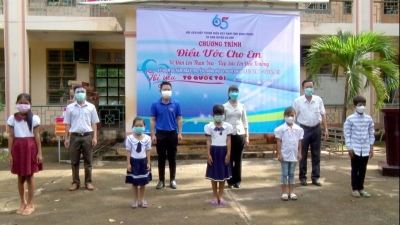 TUỔI TRẺ BÙ ĐỐP TRAO NHIỀU PHẦN QUÀ CHO TRẺ EM KHÓ KHĂN TRƯỚC THỀM NĂM HỌC MỚI