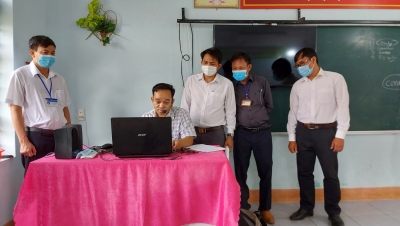 Phó Bí thư Thường trực Huyện ủy Bù Đốp kiểm tra công tác dạy và học trực tuyến một số trường trên địa bàn huyện.