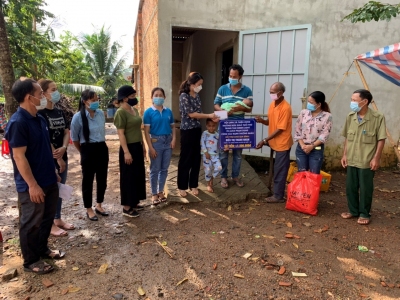 Phụ nữ Bù Đốp kịp thời hỗ trợ trên 55 triệu đồng giúp bé sơ sinh 17  ngày tuổi bị mồ côi