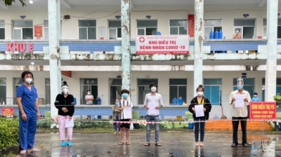 Bác sỹ Đặng Đức Toàn, Trưởng khoa điều trị bệnh nhân nhiễm Covid-19 Trung tâm y tế huyện Bù Đốp trao giấy xuất viện và chúc mừng các ca bệnh đã hoàn thành cách ly Y tế được trở về nhà.
