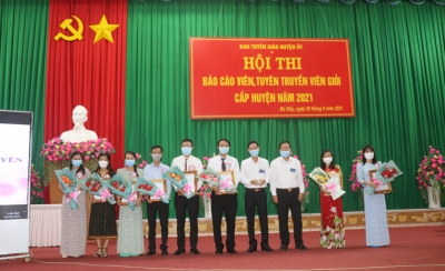 Thí sinh Nguyễn Thị Hồng Tám xuất sắc đạt giải nhât Hội thi báo cáo viên, tuyên truyền viên giỏi năm 2021