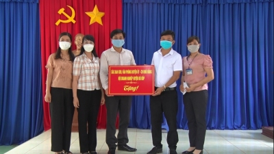 Các Ban xây dựng Đảng, Văn phòng Huyện ủy - Công đoàn Khối Đảng - Hội Doanh nghiệp huyện Bù Đốp thăm và tặng quà các hộ dân khó khăn và học sinh nghèo hiếu học trên địa bàn huyện