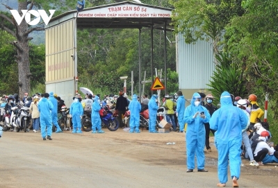 Từ vùng nguy cơ cao về, người tiêm đủ vaccine vẫn phải cách ly