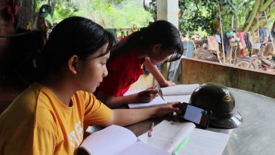 Học sinh S’Tiêng phấn khởi khi có thiết bị học online