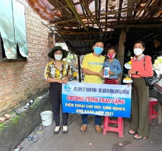 Hội LHPN thị trấn Thanh Bình trao tặng thiết bị học tập cho học sinh khó khăn