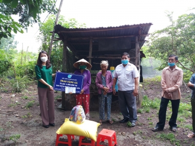 Trao hỗ trợ con giống cho hội viên khó khăn