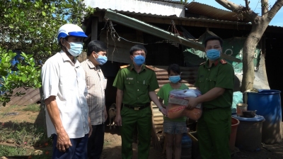 CÔNG AN HUYỆN TẶNG QUÀ HỘ NGHÈO TẠI ẤP 4 HƯNG PHƯỚC