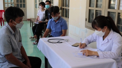 Người dân huyện Biên giới Bù Đốp vui mừng được tiêm vắc xin mũi 2