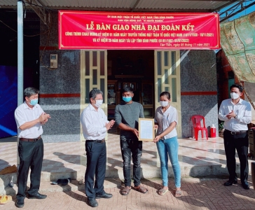 Trao nhà đại đoàn kết cho hộ nghèo đồng bào dân tộc thiểu số