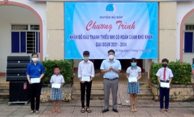 Bù Đốp tổ chức chương trình nhận đỡ đầu thanh thiếu nhi có hoàn cảnh khó khăn